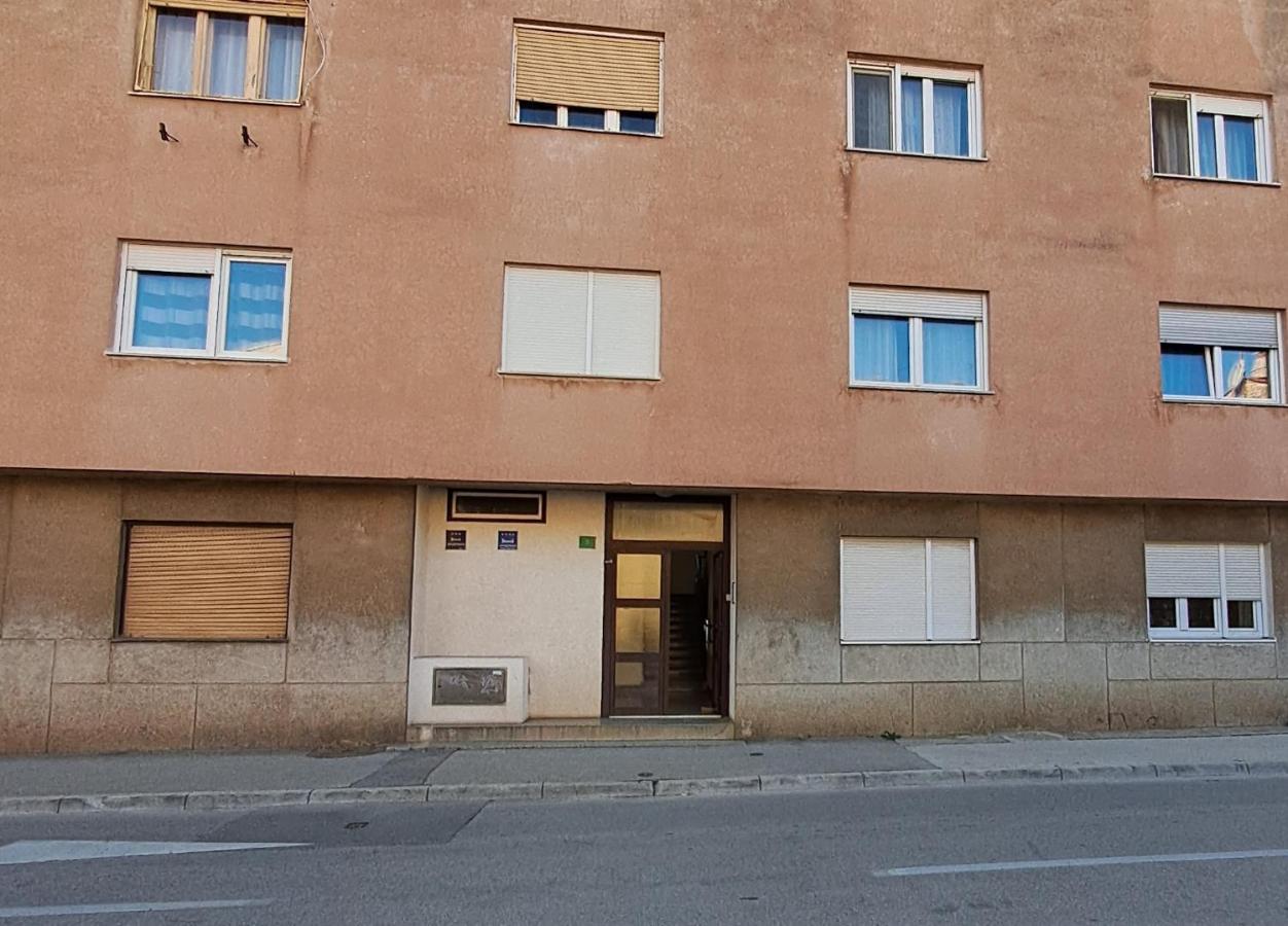Yulia Apartman プーラ エクステリア 写真